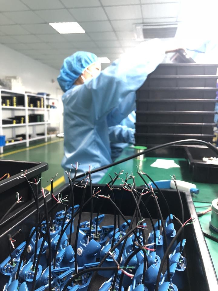 加班加點生產(chǎn)的器械都捐了，這位老板卻說“賺大了”